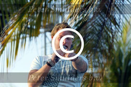Curacao 31 december 2014
Thomas Berge en Myrthe Milius zijn op Curacao voor een optreden bij het Lions Dive Hotel. Thomas draagt een buddha to Buddha armband