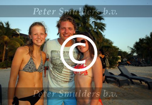 Curacao 31 december 2014
Thomas Berge en Myrthe Milius zijn op Curacao voor een optreden bij het Lions Dive Hotel. Thomas draagt een buddha to Buddha armband