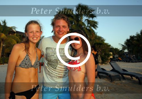 Curacao 31 december 2014
Thomas Berge en Myrthe Milius zijn op Curacao voor een optreden bij het Lions Dive Hotel. Thomas draagt een buddha to Buddha armband
