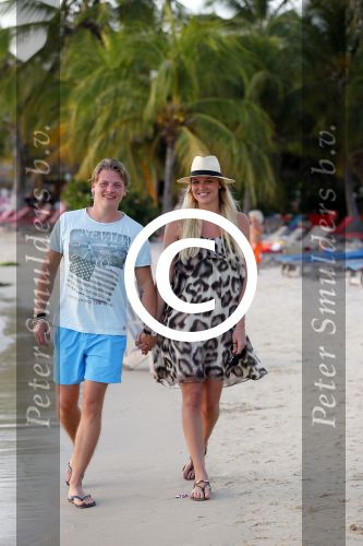 Curacao 31 december 2014
Thomas Berge en Myrthe Milius zijn op Curacao voor een optreden bij het Lions Dive Hotel. Thomas draagt een buddha to Buddha armband