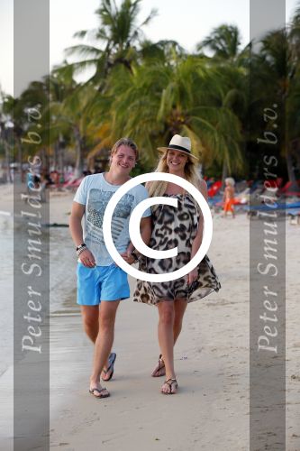Curacao 31 december 2014
Thomas Berge en Myrthe Milius zijn op Curacao voor een optreden bij het Lions Dive Hotel. Thomas draagt een buddha to Buddha armband