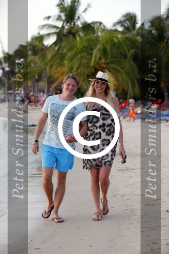 Curacao 31 december 2014
Thomas Berge en Myrthe Milius zijn op Curacao voor een optreden bij het Lions Dive Hotel. Thomas draagt een buddha to Buddha armband