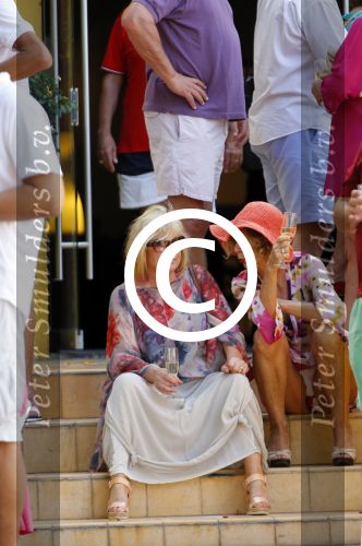 Curacao 31 december 2014
Willeke Alberti Jeroen Krabbe met vrouw Herma Krabbe zoon Jasper krabbe ( met dochters) Rogier van Boxtel en Derek Bolt bij het vuurwerk van Avila Beach hotel op Curacao vanwege oud en nieuw jaar