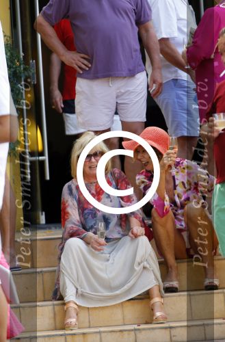 Curacao 31 december 2014
Willeke Alberti Jeroen Krabbe met vrouw Herma Krabbe zoon Jasper krabbe ( met dochters) Rogier van Boxtel en Derek Bolt bij het vuurwerk van Avila Beach hotel op Curacao vanwege oud en nieuw jaar