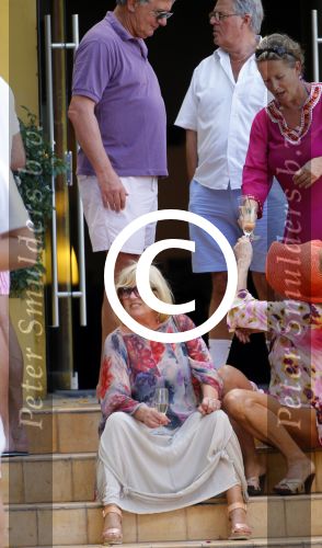 Curacao 31 december 2014
Willeke Alberti Jeroen Krabbe met vrouw Herma Krabbe zoon Jasper krabbe ( met dochters) Rogier van Boxtel en Derek Bolt bij het vuurwerk van Avila Beach hotel op Curacao vanwege oud en nieuw jaar