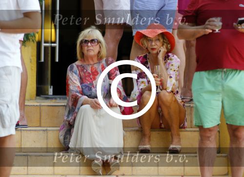 Curacao 31 december 2014
Willeke Alberti Jeroen Krabbe met vrouw Herma Krabbe zoon Jasper krabbe ( met dochters) Rogier van Boxtel en Derek Bolt bij het vuurwerk van Avila Beach hotel op Curacao vanwege oud en nieuw jaar