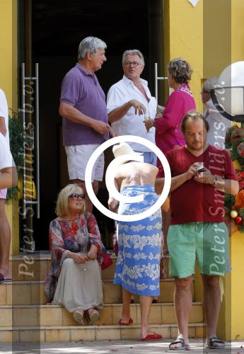 Curacao 31 december 2014
Willeke Alberti Jeroen Krabbe met vrouw Herma Krabbe zoon Jasper krabbe ( met dochters) Rogier van Boxtel en Derek Bolt bij het vuurwerk van Avila Beach hotel op Curacao vanwege oud en nieuw jaar
