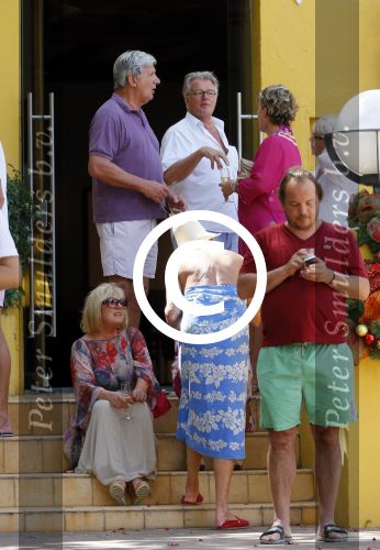 Curacao 31 december 2014
Willeke Alberti Jeroen Krabbe met vrouw Herma Krabbe zoon Jasper krabbe ( met dochters) Rogier van Boxtel en Derek Bolt bij het vuurwerk van Avila Beach hotel op Curacao vanwege oud en nieuw jaar