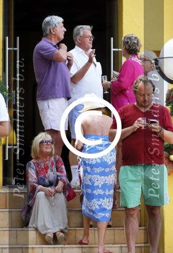 Curacao 31 december 2014
Willeke Alberti Jeroen Krabbe met vrouw Herma Krabbe zoon Jasper krabbe ( met dochters) Rogier van Boxtel en Derek Bolt bij het vuurwerk van Avila Beach hotel op Curacao vanwege oud en nieuw jaar