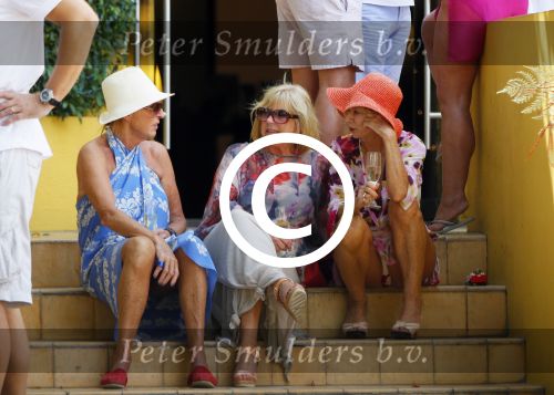 Curacao 31 december 2014
Willeke Alberti Jeroen Krabbe met vrouw Herma Krabbe zoon Jasper krabbe ( met dochters) Rogier van Boxtel en Derek Bolt bij het vuurwerk van Avila Beach hotel op Curacao vanwege oud en nieuw jaar