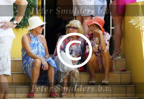 Curacao 31 december 2014
Willeke Alberti Jeroen Krabbe met vrouw Herma Krabbe zoon Jasper krabbe ( met dochters) Rogier van Boxtel en Derek Bolt bij het vuurwerk van Avila Beach hotel op Curacao vanwege oud en nieuw jaar