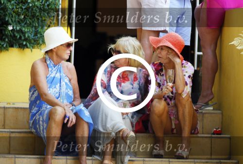 Curacao 31 december 2014
Willeke Alberti Jeroen Krabbe met vrouw Herma Krabbe zoon Jasper krabbe ( met dochters) Rogier van Boxtel en Derek Bolt bij het vuurwerk van Avila Beach hotel op Curacao vanwege oud en nieuw jaar