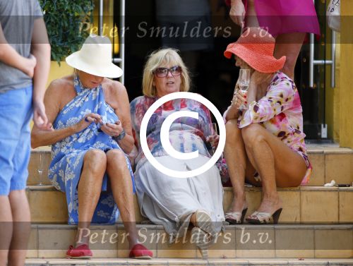 Curacao 31 december 2014
Willeke Alberti Jeroen Krabbe met vrouw Herma Krabbe zoon Jasper krabbe ( met dochters) Rogier van Boxtel en Derek Bolt bij het vuurwerk van Avila Beach hotel op Curacao vanwege oud en nieuw jaar