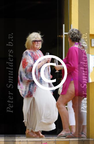 Curacao 31 december 2014
Willeke Alberti Jeroen Krabbe met vrouw Herma Krabbe zoon Jasper krabbe ( met dochters) Rogier van Boxtel en Derek Bolt bij het vuurwerk van Avila Beach hotel op Curacao vanwege oud en nieuw jaar