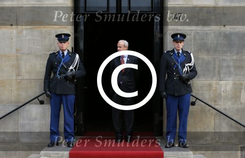 Amsterdam 2 december 2015
Koninklijke Familie bij uitreiking Prins Claus Prijs 2015 in het Koninklijk Paleis op de Dam. De Prins Claus Prijzen worden door het Prins Claus Fonds voor Cultuur en Ontwikkeling sinds 1997 jaarlijks toegekend aan kunstenaars, denkers en culturele organisaties. Aanwezig Koning Willem Alexander koningin Maxima Prins Constantijn Prinses Beatrix Prinses Laurentien en Prinses Mabel