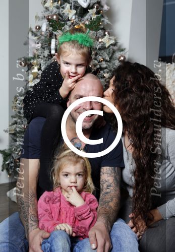 Apeldoorn 1 december 2015
Andy en Melisa v d Meyde met hun kinderen thuis voor de kerstboom