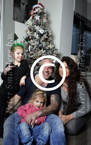 Apeldoorn 1 december 2015
Andy en Melisa v d Meyde met hun kinderen thuis voor de kerstboom
