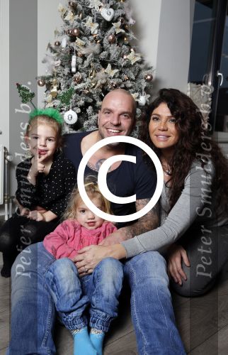 Apeldoorn 1 december 2015
Andy en Melisa v d Meyde met hun kinderen thuis voor de kerstboom