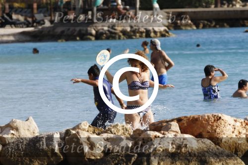 Curacao 25 december 2015 
Edwin v d Sar en zijn vrouw Annemarie tennissen op het strand van Lions dive.
