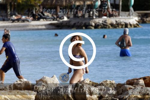 Curacao 25 december 2015 
Edwin v d Sar en zijn vrouw Annemarie tennissen op het strand van Lions dive.