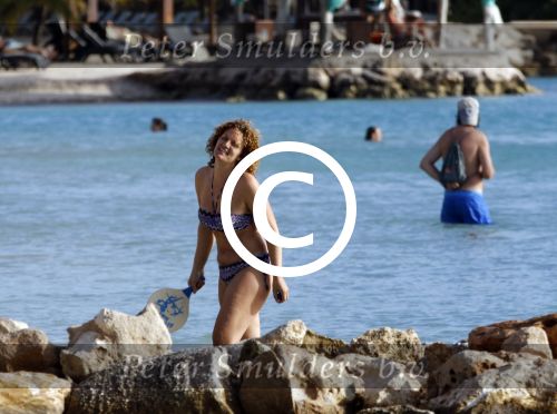 Curacao 25 december 2015 
Edwin v d Sar en zijn vrouw Annemarie tennissen op het strand van Lions dive.