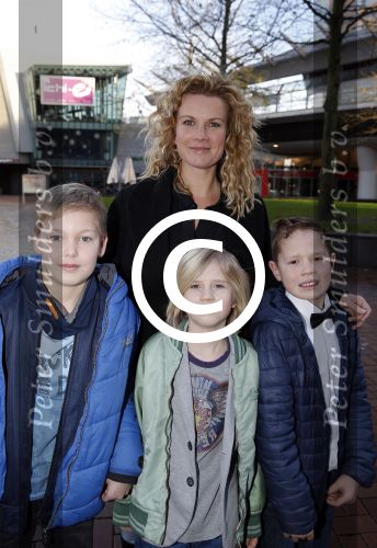 Amsterdam 10 januari 2016
Premiere race naar de maan in pathe arena.
Annette Barlo met zoon