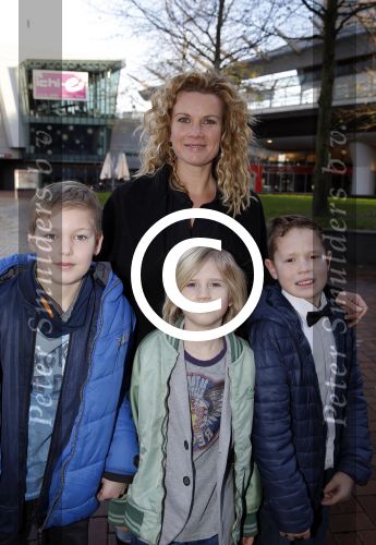 Amsterdam 10 januari 2016
Premiere race naar de maan in pathe arena.
Annette Barlo met zoon