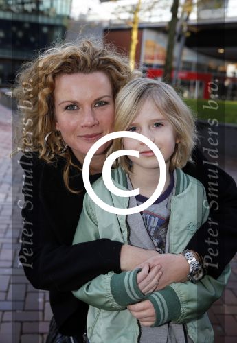 Amsterdam 10 januari 2016
Premiere race naar de maan in pathe arena.
Annette Barlo met zoon