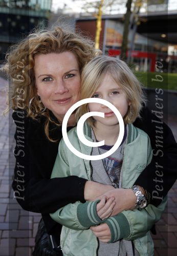 Amsterdam 10 januari 2016
Premiere race naar de maan in pathe arena.
Annette Barlo met zoon