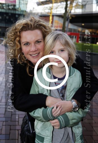 Amsterdam 10 januari 2016
Premiere race naar de maan in pathe arena.
Annette Barlo met zoon