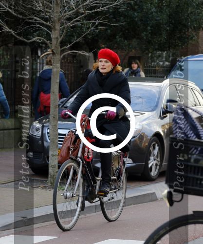 Amsterdam 8 januari 2016
Anouk v Nes op de fiets in Amsterdam