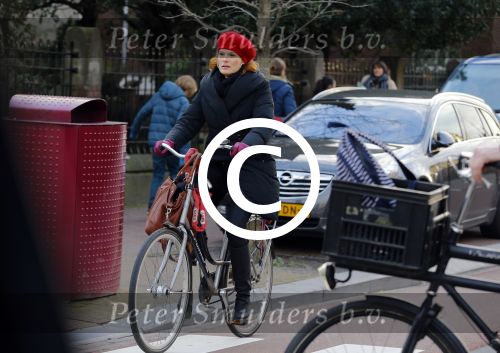 Amsterdam 8 januari 2016
Anouk v Nes op de fiets in Amsterdam