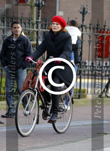 Amsterdam 8 januari 2016
Anouk v Nes op de fiets in Amsterdam