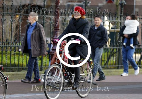 Amsterdam 8 januari 2016
Anouk v Nes op de fiets in Amsterdam