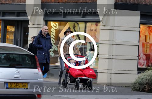 Amsterdam 8 januari 2016
Anouska Wink met een vriend en haar tweeling op straat