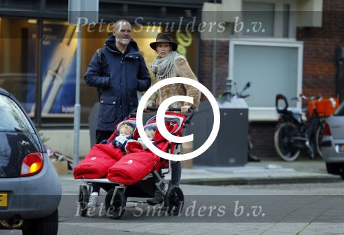 Amsterdam 8 januari 2016
Anouska Wink met een vriend en haar tweeling op straat