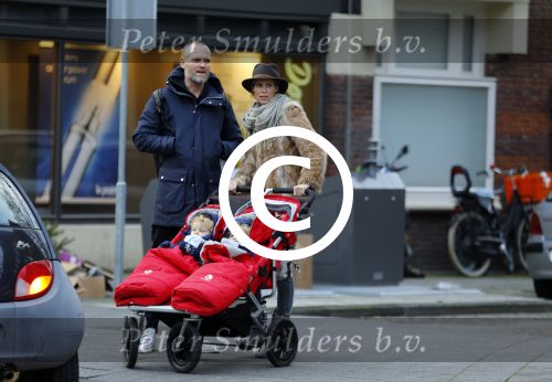 Amsterdam 8 januari 2016
Anouska Wink met een vriend en haar tweeling op straat