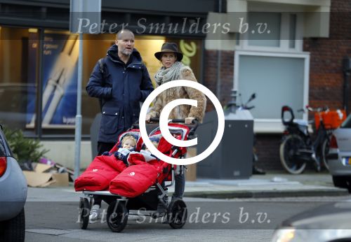 Amsterdam 8 januari 2016
Anouska Wink met een vriend en haar tweeling op straat