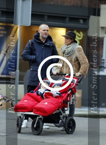 Amsterdam 8 januari 2016
Anouska Wink met een vriend en haar tweeling op straat