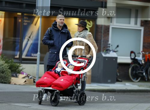 Amsterdam 8 januari 2016
Anouska Wink met een vriend en haar tweeling op straat