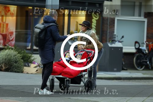 Amsterdam 8 januari 2016
Anouska Wink met een vriend en haar tweeling op straat