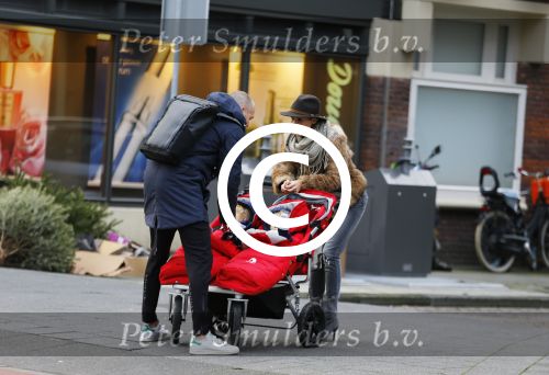 Amsterdam 8 januari 2016
Anouska Wink met een vriend en haar tweeling op straat
