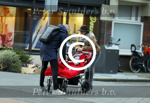 Amsterdam 8 januari 2016
Anouska Wink met een vriend en haar tweeling op straat