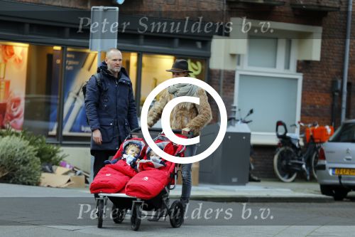 Amsterdam 8 januari 2016
Anouska Wink met een vriend en haar tweeling op straat