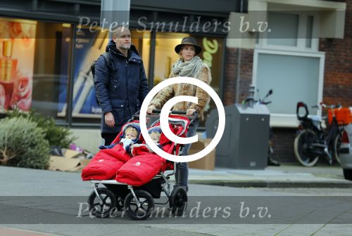 Amsterdam 8 januari 2016
Anouska Wink met een vriend en haar tweeling op straat
