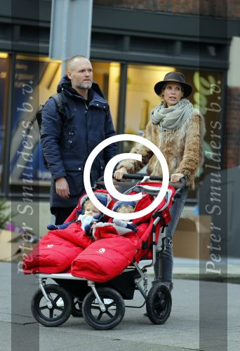 Amsterdam 8 januari 2016
Anouska Wink met een vriend en haar tweeling op straat
