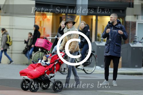 Amsterdam 8 januari 2016
Anouska Wink met een vriend en haar tweeling op straat