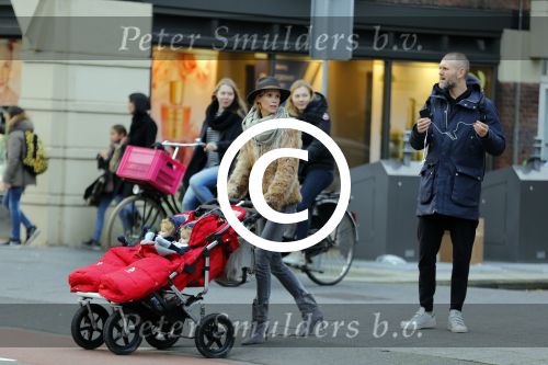 Amsterdam 8 januari 2016
Anouska Wink met een vriend en haar tweeling op straat