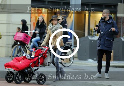 Amsterdam 8 januari 2016
Anouska Wink met een vriend en haar tweeling op straat