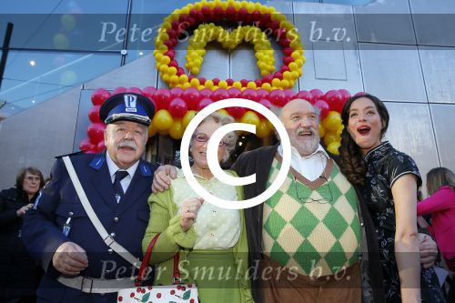Amsterdam 9 decmber 2015
Premiere Mega Mindy met oa Jim Bakkum en Frou Souffriau in pathe arena.
Anton Cogeb Liliana de Vries Nicky Langley en Fred v Kuijk